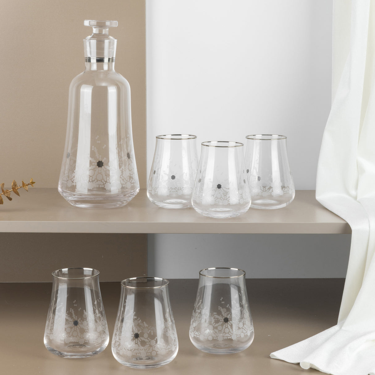 Nourhan - Jug with 6 Short glass cups - Silver