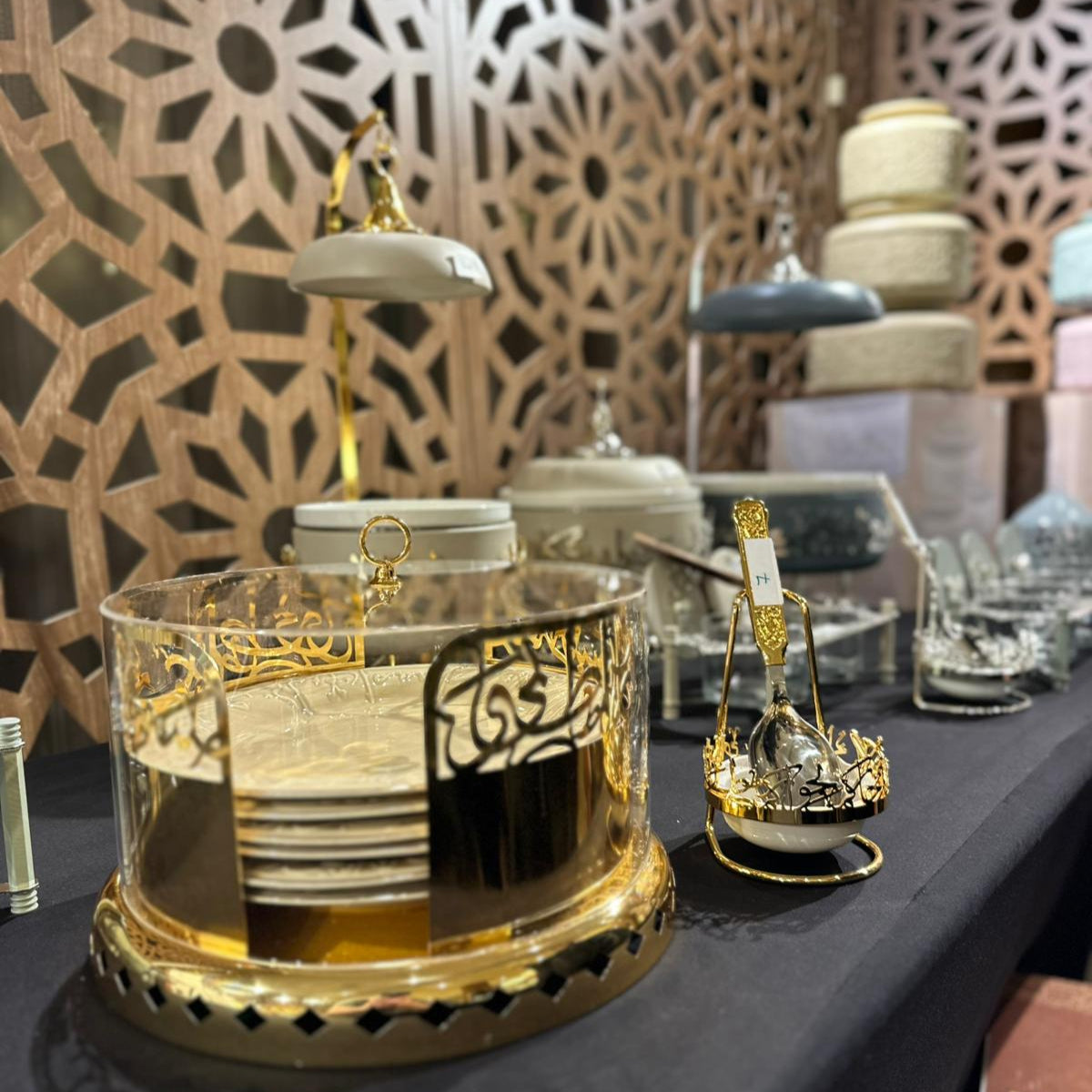 Jiwar - Small Sleek Plate Stand - Gold